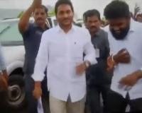 జగన్ వినుకొండ పర్యటన లో కాన్వాయ్ లో భద్రతా వైఫల్యం