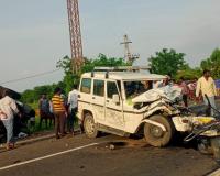 బొలెరో వాహనాలు ఢీ... ఇరువురు డ్రైవర్లకు తీవ్ర గాయాలు 