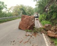 శ్రీశైలం ఘాట్ రోడ్ లో విరిగిపడ్డ కొండ చరియలు 