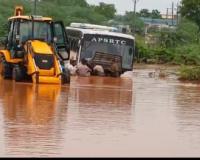 వాగులో చిక్కుకున్న ఆర్టీసీ బస్సు