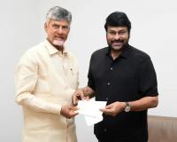 చంద్రబాబుకు కోటి రూపాయలు చెక్కు అందించిన చిరంజీవి