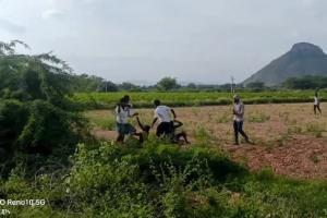 పొలం తగాదా.. కర్రలతో విచక్షణా రహితంగా దాడులు 